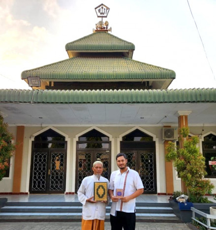 Panji Soeharto Serahkan Al-Qur'an ke Masjid YAMP di Kupang
