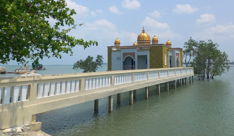 Masjid Terapung, Pilihan Wisata Religi Nan Indah di Utara Bangka