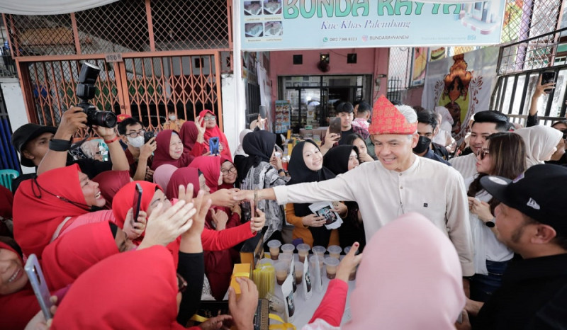 Sambangi Palembang, Ganjar Buat Kue Lapis Maksuba dengan Pelaku UMKM