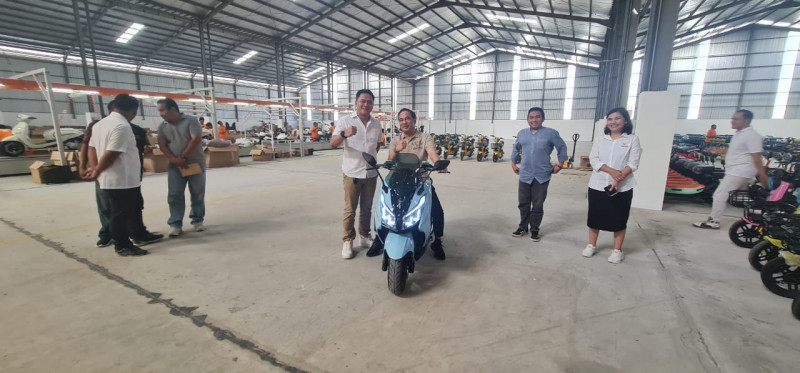 Wakil Ketum Kadin Cek Kesiapan Pabrik Motor Listrik Tangkas di Semarang