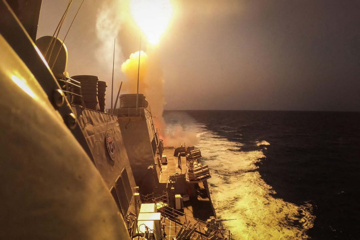 Houthi Bajak Kapal Israel dan Tahan 25 Awaknya