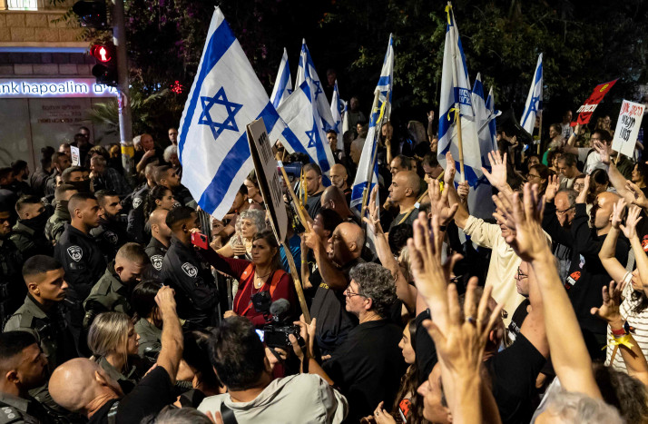 Netanyahu Diminta Mundur, Rumahnya Dikepung Warga
