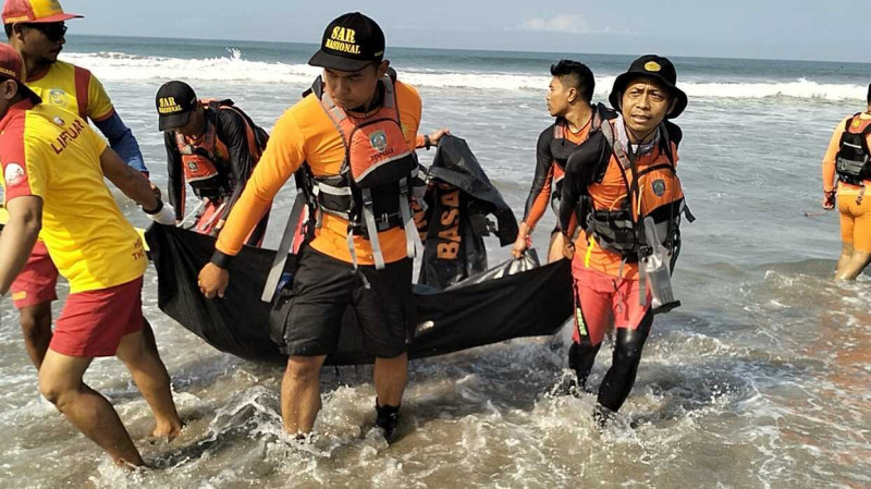 Dua WNA Terseret Ombak di Pantai Batubelig Bali, Satu Orang Tewas Tenggelam