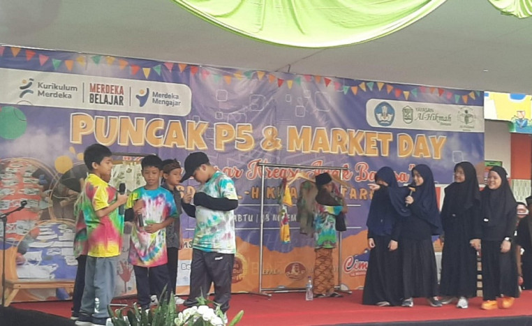 Market Day SDIT Al Hikmah Bintara Ajarkan Kejujuran Kepada Siswa