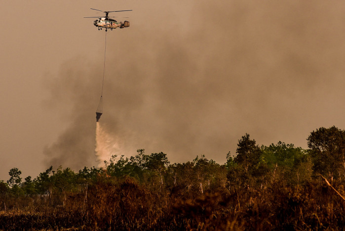 Karhutla Padam BNPB Tarik Semua Helikopter Water Bombing dari Kalsel