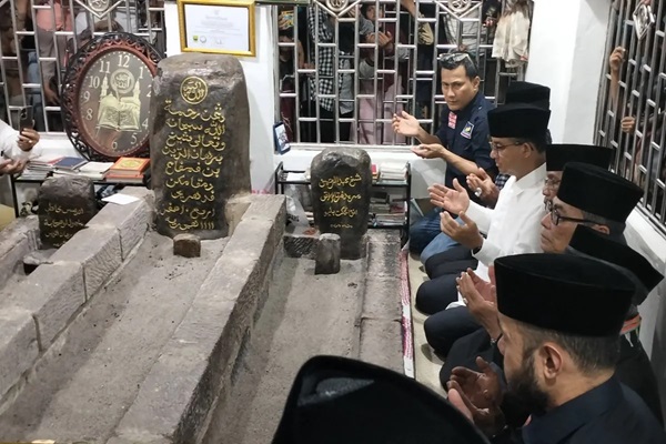 Anies Baswedan Ziarah ke Makam Syekh Burhanuddin di Padang Pariaman