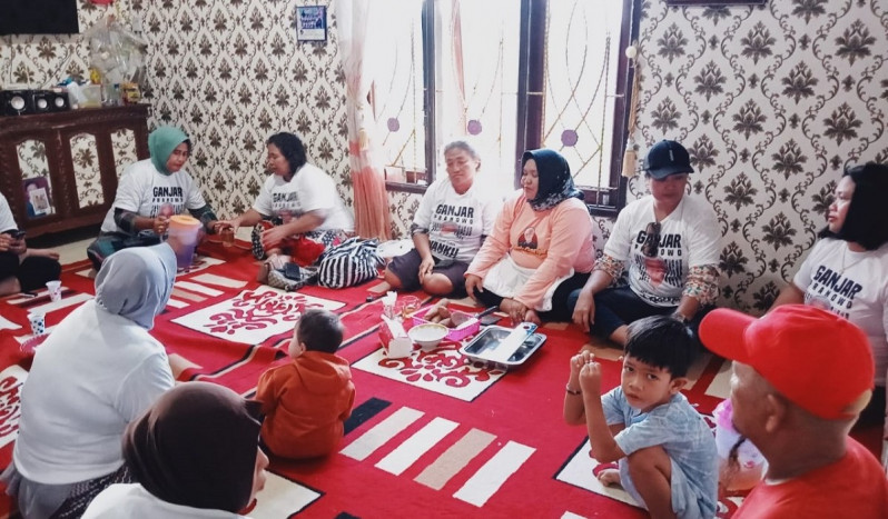 Relawan Gelar Pelatihan Buat Kue Klepon Ubi di Desa Manunggal Jaya
