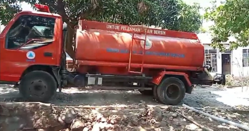 Pemda Flotim Distribusikan 100 Ribu Liter Air Bersih ke Desa yang Kekeringan