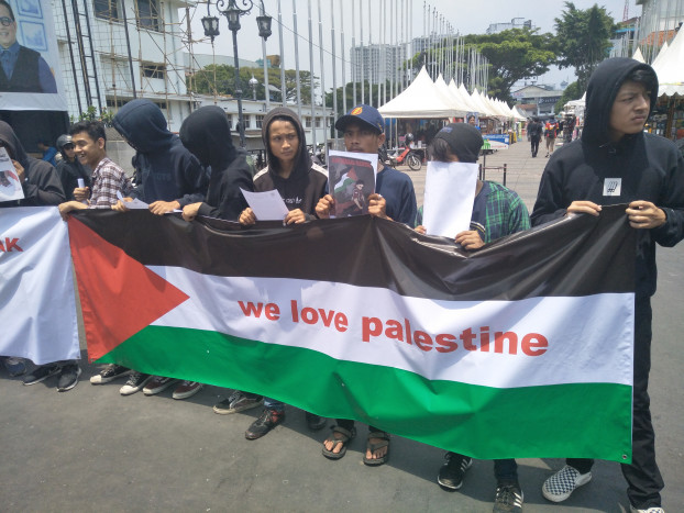 Warga Kota Bandung Menggelar Aksi Solidaritas Untuk Palestina di Depan Gedung Sate