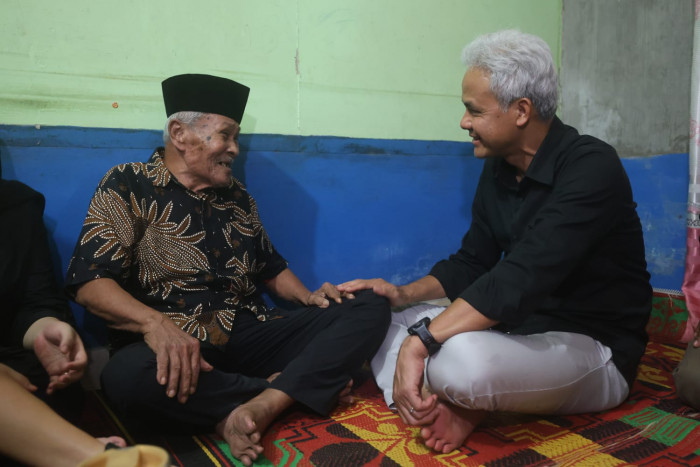 Ganjar Sambangi Rumah Mbah Sumadi, Bercerita tentang Kemerdekaan
