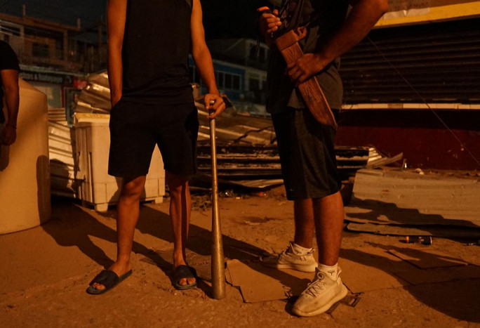 Warga Bersenjata Melindungi Jalanan di Acapulco Pasca-Badai