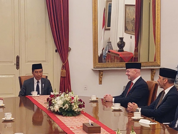 Gianni Infantino Pakai Peci saat Diberi Kehormatan Bintang Jasa oleh Jokowi