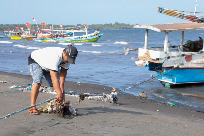 G-Creasi Bersama Warga Bersihkan Pantai Pandean di Situbondo