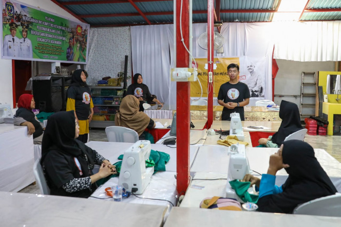 Berdayakan Masyarakat Kota Bontang, Relawan Gelar Pelatihan Menjahit
