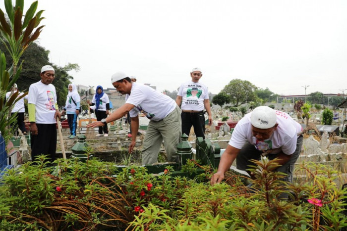 Relawan Gandeng STM Bersihkan Tanah Pemakaman Wakaf di Medan