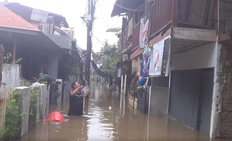 Pemukiman Bidara Cina Terendam Banjir Setinggi 1 Meter