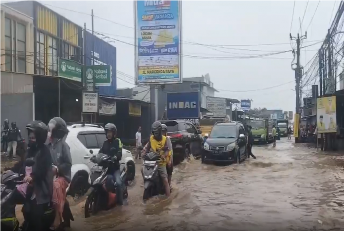 Jalan Sawangan Depok Tergenang Air hingga 50 Cm, Banyak Motor Jadi Korban