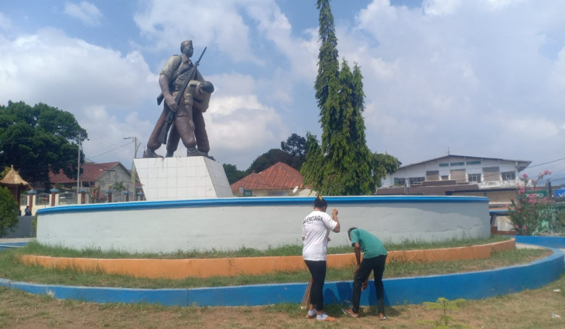 Sambut Hari Pahlawan, Warga Kelurahan Lokea Bersihkan Patung Pahlawan Herman Fernandez Larantuka
