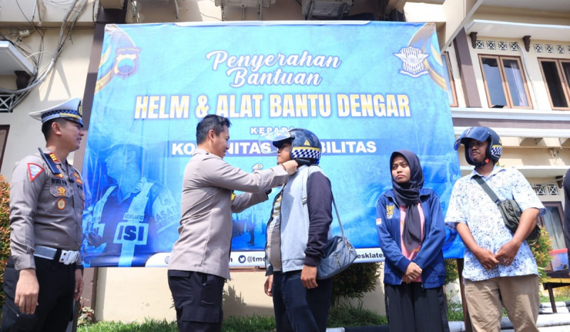 Polres Klaten Berikan Bantuan Helm dan Alat Bantu Dengar kepada Penyandang Tunarungu