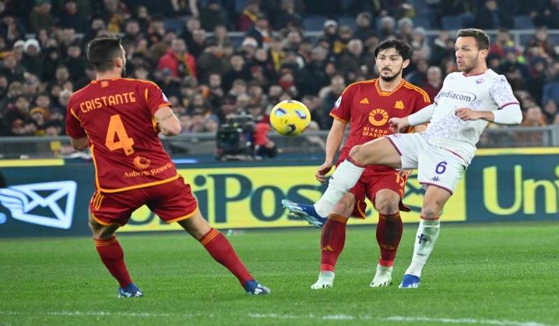 Diwarnai Tiga Kartu Merah, AS Roma dan Fiorentina Bermain Imbang