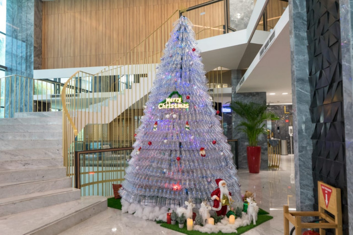 Unik! Anara Airport Hotel Terminal 3 Gunakan Botol Plastik Bekas sebagai Pohon Natal
