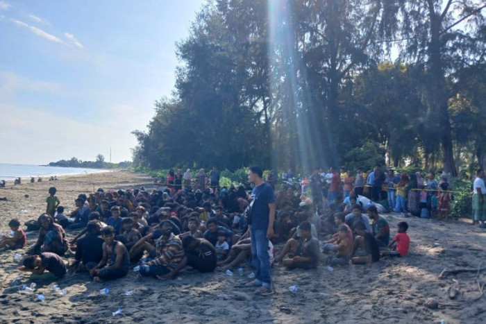 BAB Sembarangan, Warga Pidie Pindahkan Pengungsi Rohingya