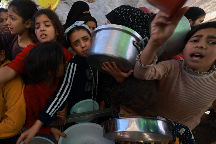 Israel Sengaja Buat Warga Gaza Lapar, Tahan 15.000 Truk Bantuan Kemanusiaan di Mesir