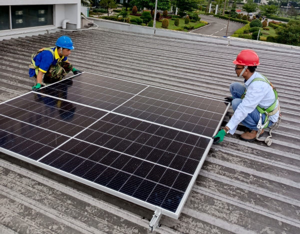 Dukung Energi Hijau, PLN Icon Plus Pasang PV Rooftop di Kawasan Industri Karawang