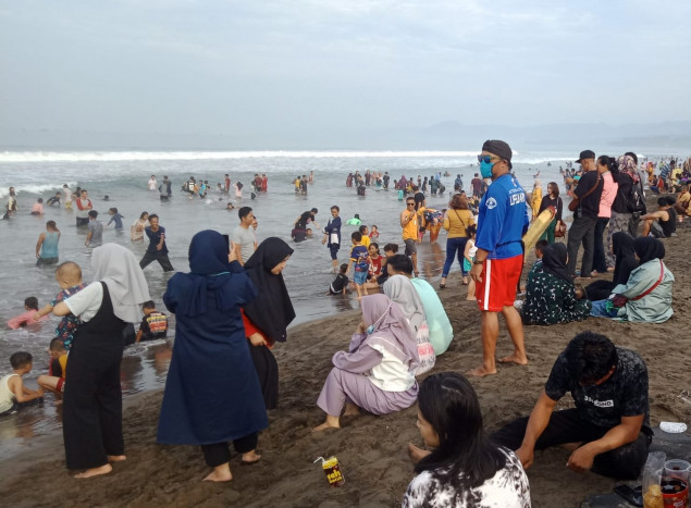 Liburan, Kawasan Pantai Palabuhanratu Dipadati Wisatawan  