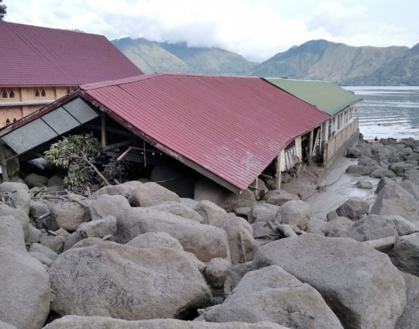 Pengungsi Banjir Bandang Humbas Dipusatkan di Aula Kecamatan Baktiraja  