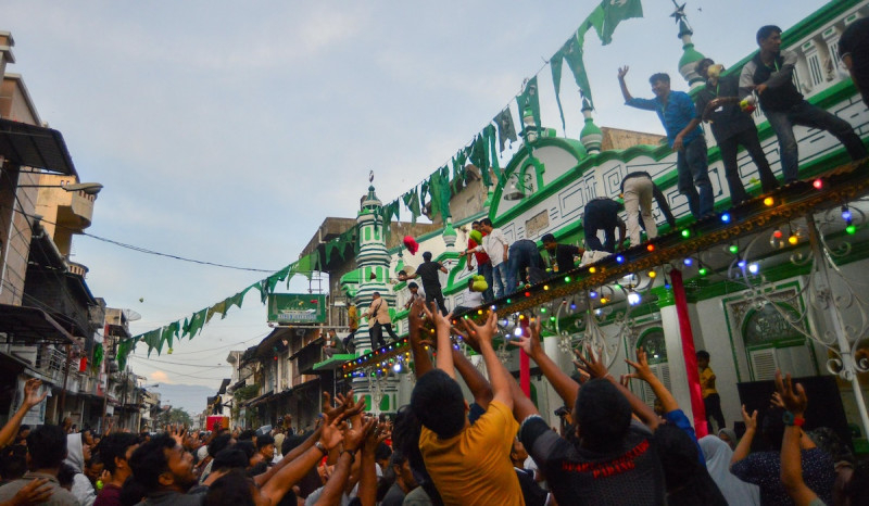 Warga Kota Padang Meriahkan Tradisi Serak Gulo