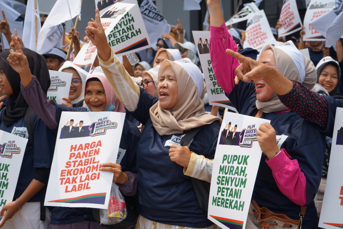 Relawan Loyalis Amin Selesai Kampanye Lanjut Aksi Bersih-Bersih di GOR Gondrong 