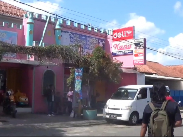 Pecah Kaca Mobil, Pencuri Gondol Rp300 Juta Terekam CCTV