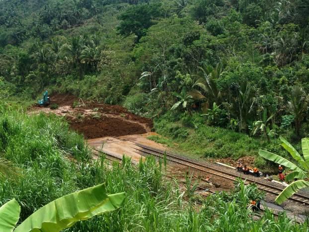 Tanah Longsor Putus Jalur Kereta Jakarta-Yogyakarta di Banyumas