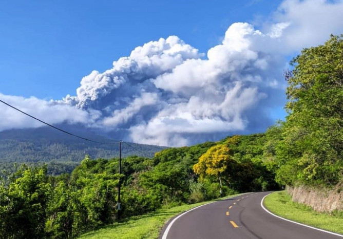 Gunung Lewotobi Laki-laki Lontarkan Abu Vulkanik Setinggi 1 Kilometer