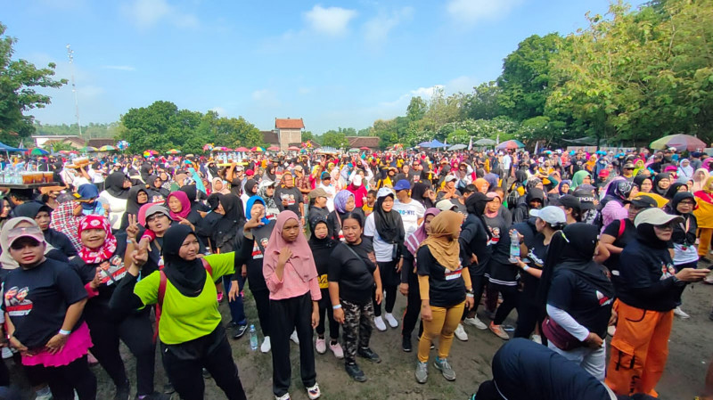 Massa Emak-Emak Tumplek Hadiri Goyang Gemoy 02 di Sragen 