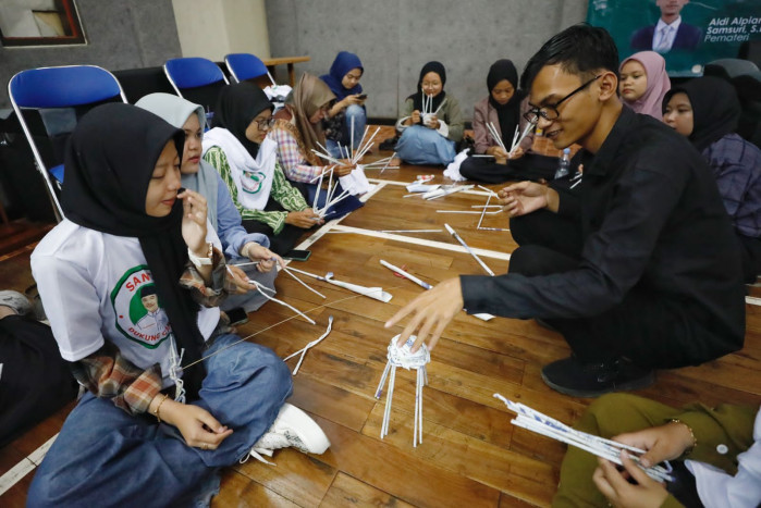 Relawan Santri Dukung Ganjar Gelar Pelatihan Kerajinan Tangan dari Koran Bekas