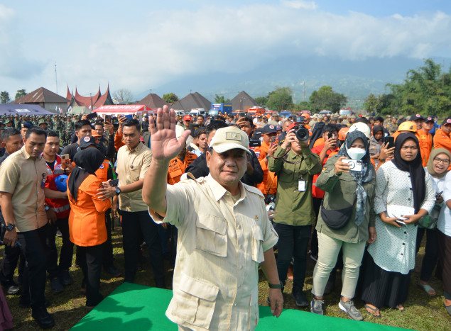 Kunjungi Korban Marapi, Prabowo Disambut Teriakan Pak Gemoy  