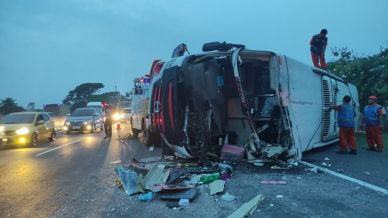 12 Korban Tewas Kecelakaan Bus di Tol Cipali Telah Dibawa Keluarga
