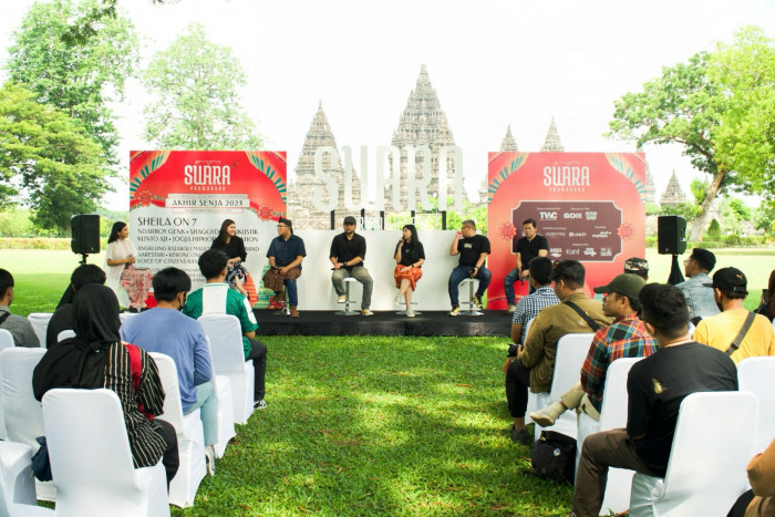 Menikmati Senja Terakhir 2023 di Swara Prambanan