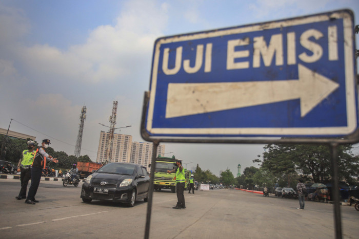 Satpol PP Gelar Uji Emisi Kendaraan Besar di Jakarta Barat