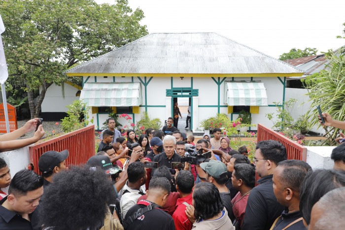Ganjar Napak Tilas ke Rumah Pengasingan Bung Karno di Ende