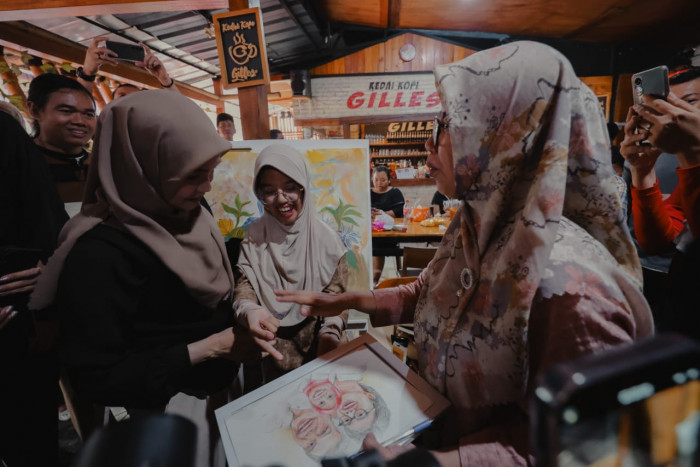 Hari Disabilitas Internasional, Nayla Beri Lukisan untuk Siti Atikoh