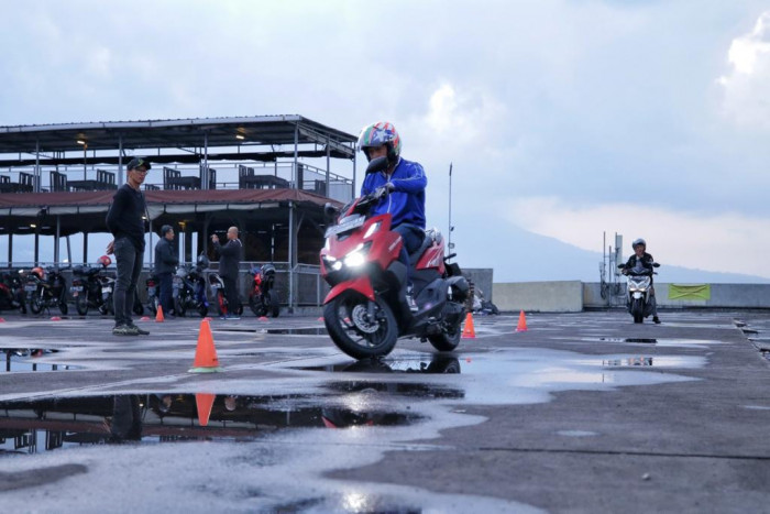 Gandeng Pembalap Nasional, Alumni ITB-Unpad Gelar Praktik Safety Riding 