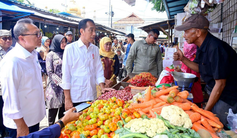 Presiden Jokowi Pantau Harga Kebutuhan Pokok di Pasar Rogojampi Banyuwangi