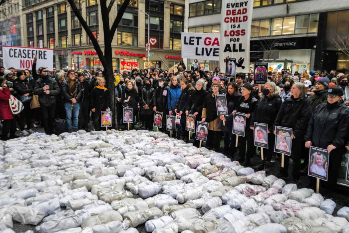 Aksi Protes di NYC untuk Gencatan Senjata Gaza Gelar Pemakaman Tiruan