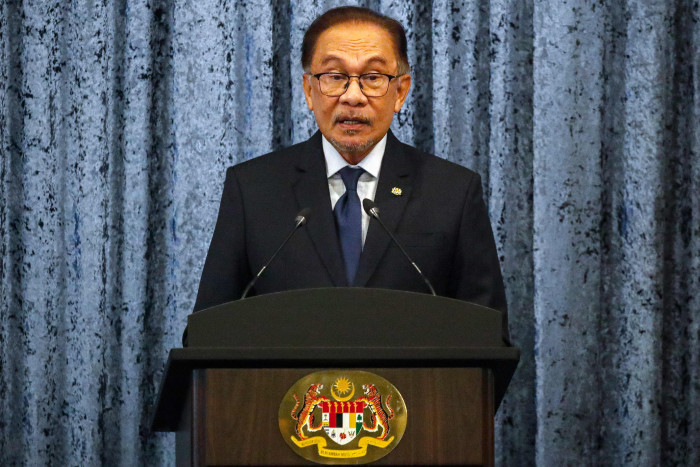 Setelah Setahun Berkuasa, PM Anwar Rombak Kabinetnya