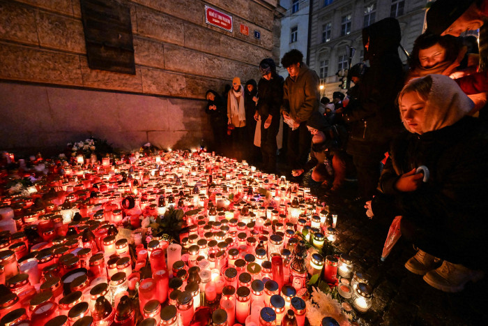Warga Ceko berduka atas korban penembakan di Universitas Charles, Praha