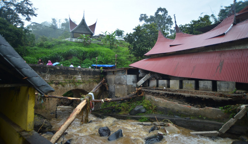 Banjir Lahar Dingin Landa Sejumlah Wilayah di Tanah Datar Pascaerupsi Gunung Marapi