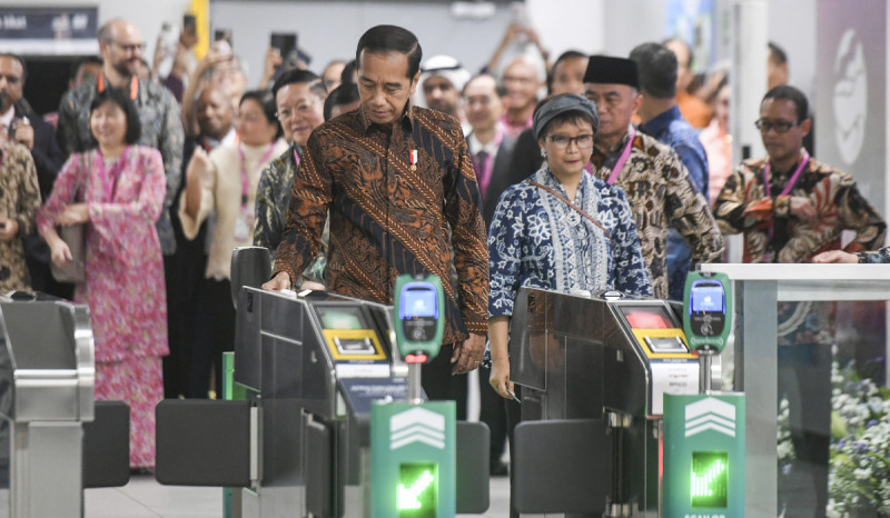 Tinjau Proyek MRT Jakarta Fase 2A, Jokowi: Pembangunannya Lebih dari Target